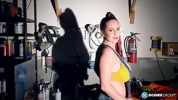 Así que trajo la revista SCORE al día siguiente, y dijo que nunca había visto ninguna portada de SCORE con una chica asiática.