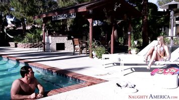 Shawna Lenee está pasando el rato junto a la piscina con el marido de su amiga.