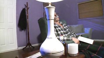 Al final de la escena, Maggie es muy hábil con esa cuerda mientras se lasa con sus grandes tetas.
