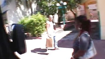 Ramón vino en el autobús hoy para tirarse a unos desconocidos desprevenidos.
