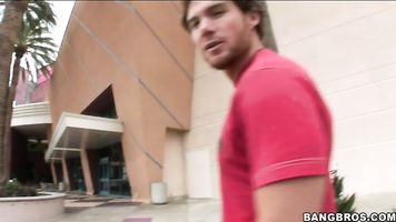 Bobby se reunió con su chico Justin en un cine local.