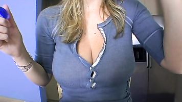 Sara es una chica hermosa, ella tiene un gran culo y unas tetas increíbles.