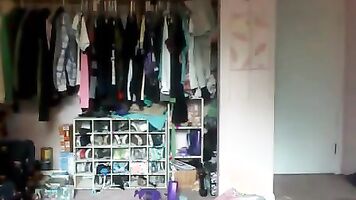 La música es muy adecuada y el espectáculo de coño y el juego me marea.