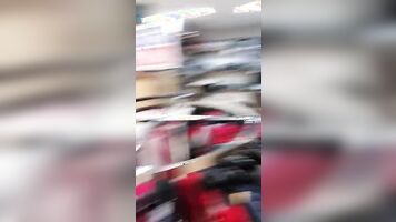 Adolescente Se Desnuda en Público