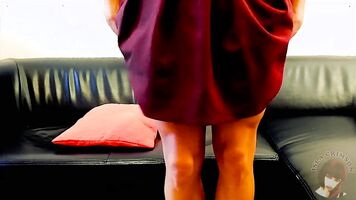Nasty Sissy Gurl Strips, Se burla de su Polla, Se Traga el Pepino y Lo Monta