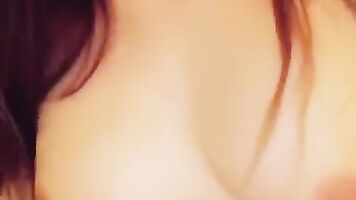 TarynAshly Nerdy Perforado chica tatuada tiene su primer orgasmo de Ducha